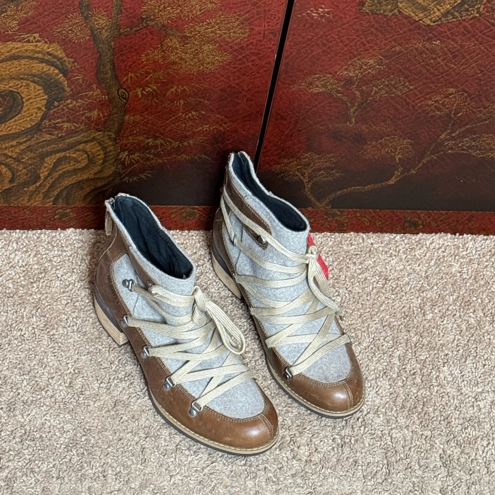 NWOT Merrill Stylish Women's Brown and Gray Boots